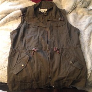 Sleeveless zip up jacket